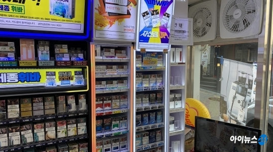 편의점 '빅 4'가 모두 가향 액상형 전자담배 판매를 중단했다. 사진은 서울의 한 편의점 담배 진열대 모습. [사진=아이뉴스24 DB]