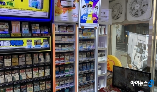 서울 시내 한 편의점 담배 매대에서 액상형 전자담배의 일부 액상들이 치워져 있다. [사진=아이뉴스24 DB]