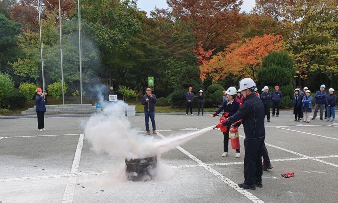 29일 한국가스공사 안산 사옥 일대서 화재 대응 훈련이 진행되고 있다. [사진=한국가스공사]