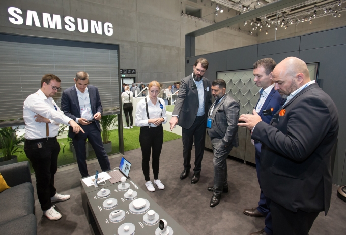지난 9월 독일 베를린에서 열린 'IFA(국제가전박람회) 2019'의 삼성전자 부스에서 외국인들이 제품을 관찰하고 있다. [사진=삼성전자]