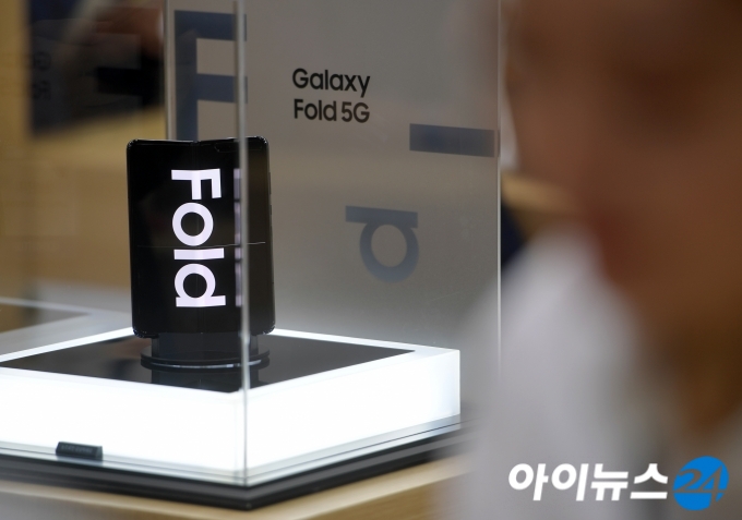 지난달 8일 2019 한국전자전에 전시된 삼성전자 갤럭시 폴드 5G, [사진=조성우 기자]