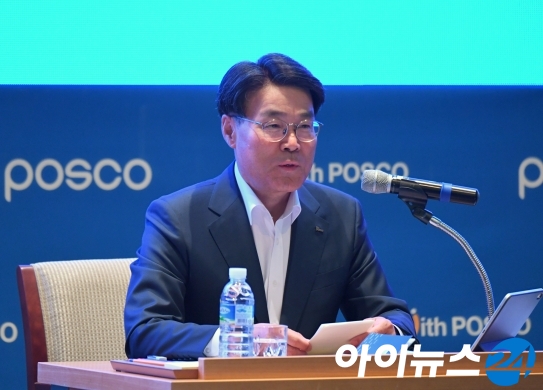 포스코 최정우 회장이 인천 송도 인재창조원에서 열린 '2019 포스코포럼'에서 강평을 하고 있다. [사진=포스코]