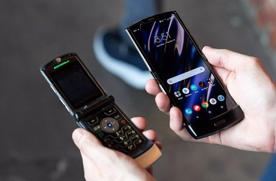 모토로라의 2000년대 수작 '레이저V3(왼쪽)'와 이번에 공개된 폴더블폰 '레이저 2019'. [사진=미국 IT 매체 '더버지']