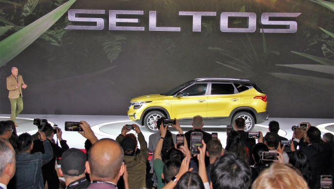 기아자동차는 20일(현지 시간) 미국 캘리포니아주 LA 컨벤션 센터에서 개최된 '2019 LA 오토쇼'에서 소형 SUV '셀토스'를 북미 시장에 처음 공개했다. [사진=기아자동차]