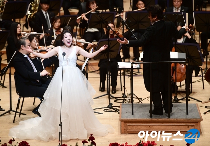 소프라노 김성혜가 21일 열린 '한국데뷔 10주년 독창회'에서 앙코르곡으로 '이탈리아 거리의 노래'를 열창하고 있다. [정소희 기자]