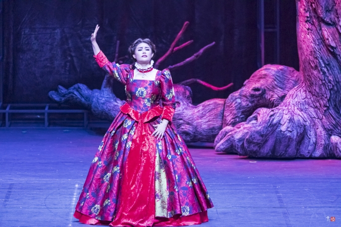 소프라노 강혜명이 도니제티의 대작 오페라 '마리아 스투아르다'에서 열연하고 있다. [라벨라오페라단 제공]