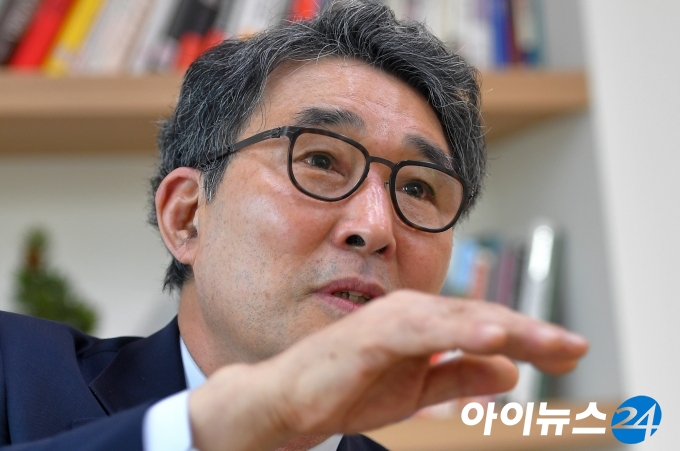 김용덕 사회연대은행 대표가 대학로 부근에 오픈한 청년통합지원센터인 알파라운드의 계획에 대해 이야기 하고 있다.  [조성우 기자]