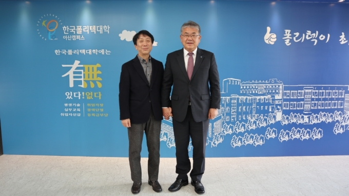 (왼쪽부터) 김대연 윈스 대표와 장우영 한국폴리텍대학 아산캠퍼스 학장의 모습. [사진=윈스]