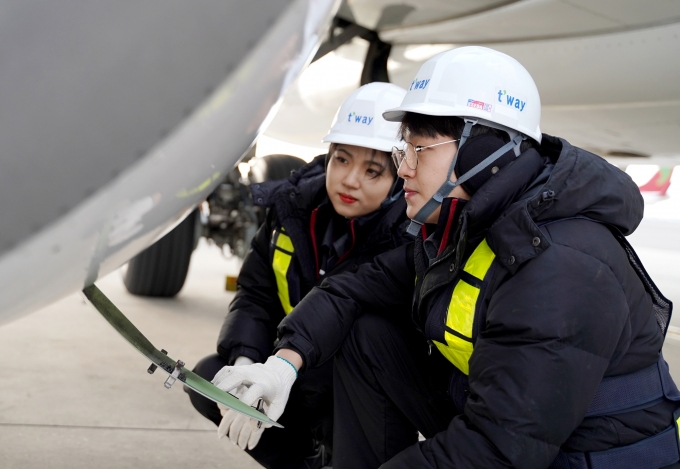 티웨이항공이 추운 겨울 현장에서 일하는 정비사들을 위해 방한용품 지급을 늘린다. [사진=티웨이항공]