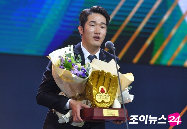 SK 와이번스 투수 박종훈이 지난 9일 2019 KBO 골든글러브 시상식에서 '사랑의 골든글러브'를 수상했다. [사진=조성우기자]