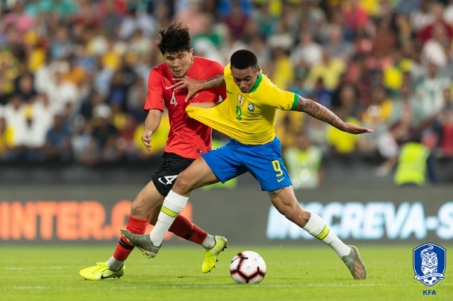 김민재(23·베이징 궈안) 지난달 UAE에서 열린 브라질과의 친선경기에서 가브리엘 제수스(22·맨체스터 시티)와 볼을 다투고 있다. [사진=대한축구협회]