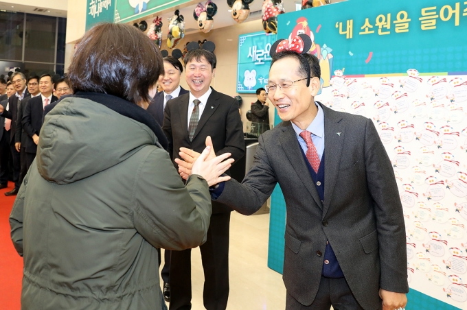 2일 지성규 행장이 서울 을지로 본점에서 임직원들과 인사를 나누고 있다. [사진=KEB하나은행]