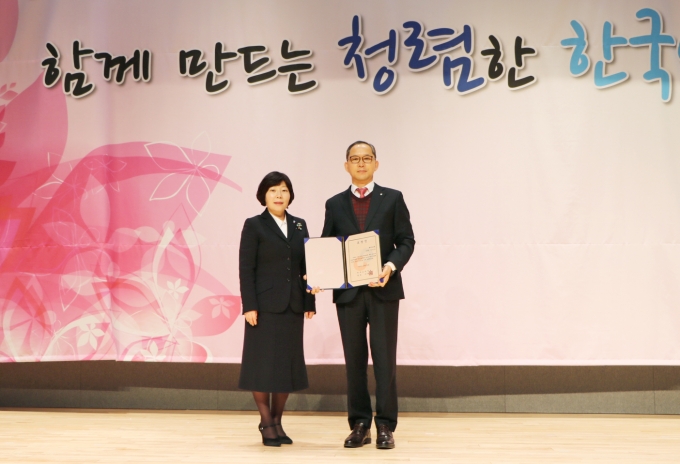 2일 한국소비자원 시무식에서 박병규 NH농협카드 부사장이 금융취약계층 소비자 보호 활동에 적극 노력한 공로로 표창을 받고 기념촬영을 하고 있다.  [사진=NH농협카드]