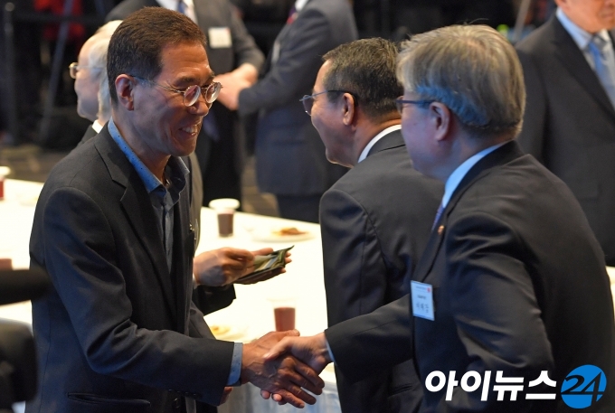 악수하는 김주영 한국노총 위원장(왼쪽)과 이재갑 고용노동부 장관