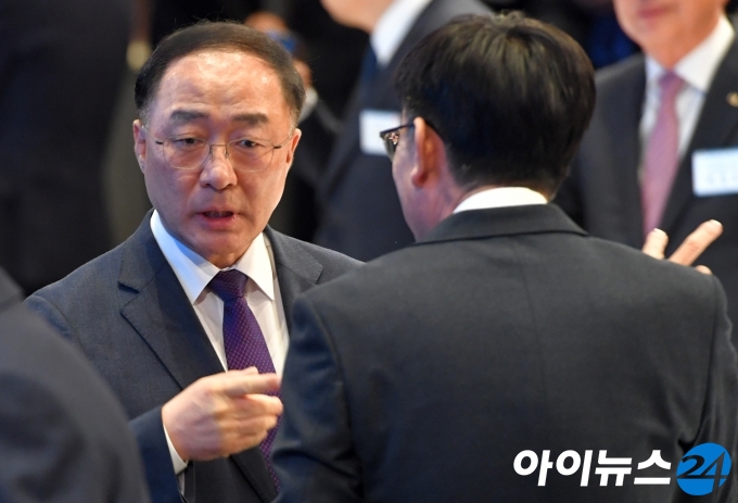 대화하는 홍남기 경제부총리(왼쪽)와 김상조 청와대 정책실장
