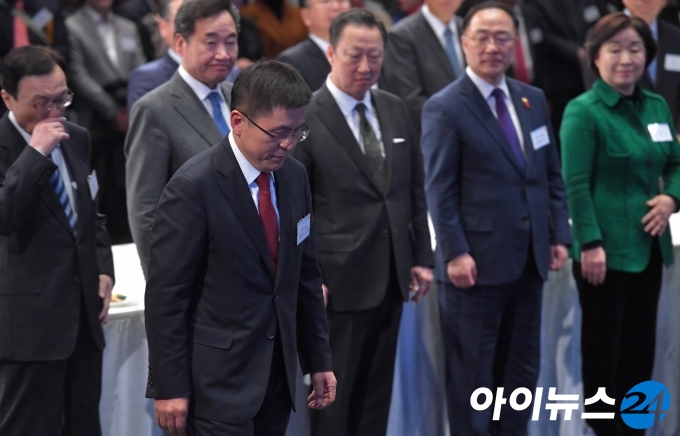 인사말 하기 위해 단상 향하는 황교안 자유한국당 대표