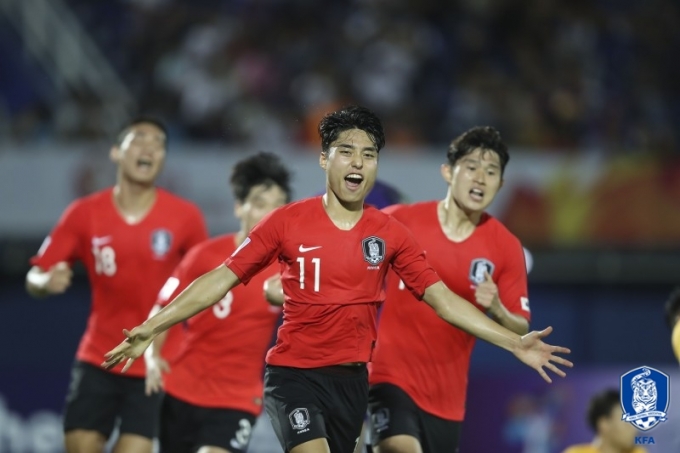 2020 아시아축구연맹 U-23 챔피언십 한국과 중국의 조별리그 1차전에서 이동준(맨 앞)이 후반 추가시간에 극적인 결승골을 넣은 뒤 환호하고 있다.[대한축구협회]