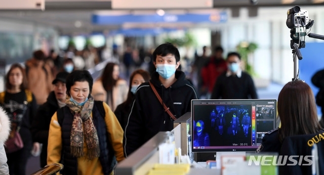 지난 9일 인천국제공항 제1여객터미널에서 중국발 항공기 입국자들이 열감지카메라가 설치된 검색대를 통과하고 있다. [사진=뉴시스]