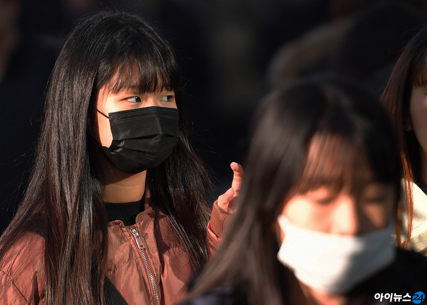 설 연휴를 하루 앞둔 지난달 23일 서울역 KTX 승강장에서 마스크를 착용한 귀성객들. [사진=조성우 기자]