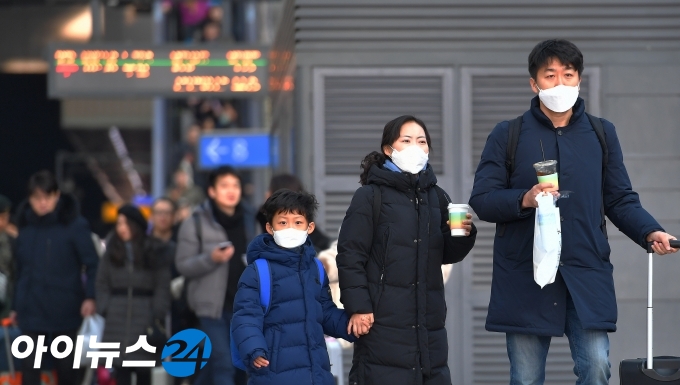 설 연휴를 하루 앞둔 지난 23일 서울역 KTX 승강장에서 귀성객들이 마스크를 착용한 채 걸음을 재촉하고 있다. [사진=조성우 기자]