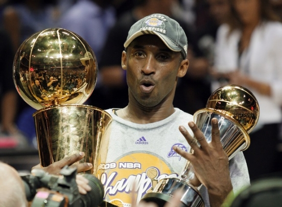 지난 26일 비행기 사고로 타계한 코비 브라이언트가 2009 NBA 파이널 우승 트로피와 MVP 트로피를 들고 있는 현역 시절 모습. [사진=뉴시스]