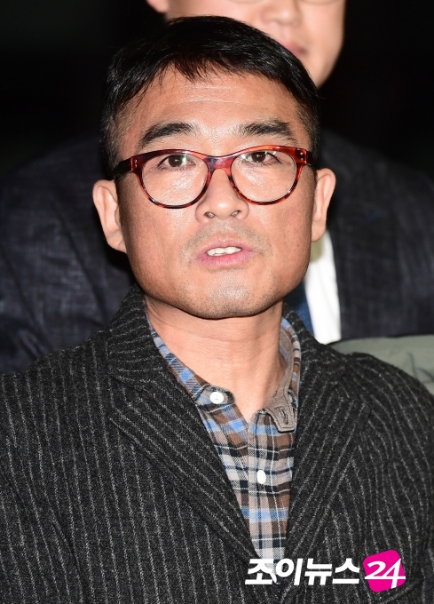 가수 김건모가 1월15일 피의자 신분으로 경찰에 출석, 약 12시간 동안 조사를 받고 귀가했다.[사진=정소희기자]