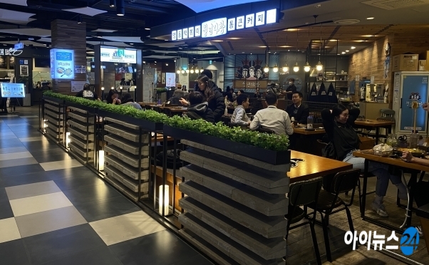 동대문 롯데 피트인 8층의 한 음식점에서 식사를 하고 있는 직장인들의 모습. [사진=이현석기자]