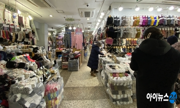동대문 평화시장에서 몇몇 소비자가 마스크를 낀 채 물건을 살펴보고 있다. [사진=이현석기자]