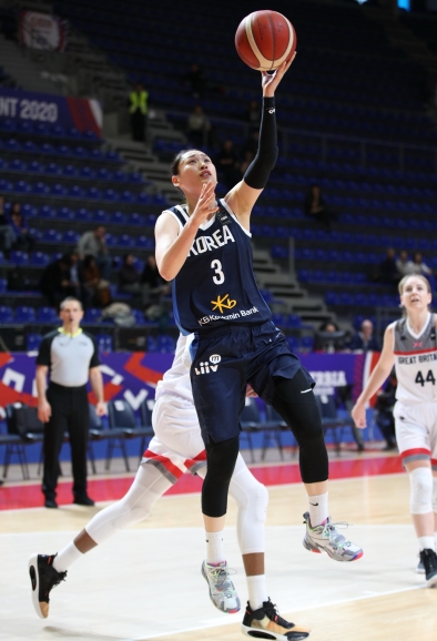 여자 농구대표팀 강이슬이 8일(한국시간) 열린 세르비아 베오그라드에서 열린 2020 도쿄올림픽 여자농구 최종예선 영국과의 경기에서 26점을 올리며 팀 승리를 이끌었다. [사진=대한농구협회]
