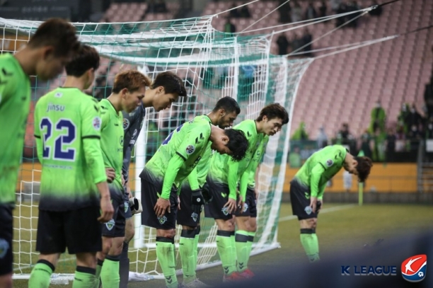 전북 현대 선수들이 지난 12일 요코하마 마리노스와의 2020 AFC 챔피언스리그 조별리그 1차전 패배 직후 서포터즈에게 인사를 하고 있다. [사진=한국프로축구연맹]