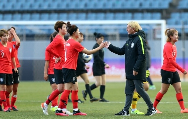  한국여자축구대표팀은 지난 9일 제주도 서귀포시 제주월드컵경기장에서 열린 2020 도쿄올림픽 아시아지역 최종예선 A조 베트남전에서 3-0으로 승리했다. 경기가 끝난 뒤 여자축구대표팀 선수들이 콜린 벨 감독과 함께 하이파이브를 나누고 있다. [사진=뉴시스]