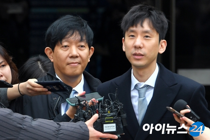 이재웅 쏘카 대표(왼쪽)와 박재욱 VCNC 대표가 지난 19일 '타다 논란'과 관련해 무죄 선고를 받은뒤 취재진에게 입장을 밝히고 있다. [조성우 기자]