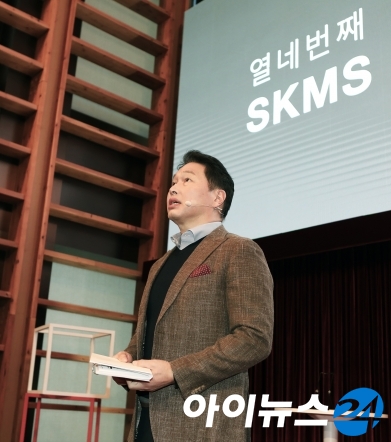 최태원 SK 회장이 지난 18일 SK서린빌딩에서 열린 SKMS 개정선포식에 참석, TED방식으로 SKMS 14차 개정 취지와 핵심 내용을 발표하고 있다. [사진=SK]