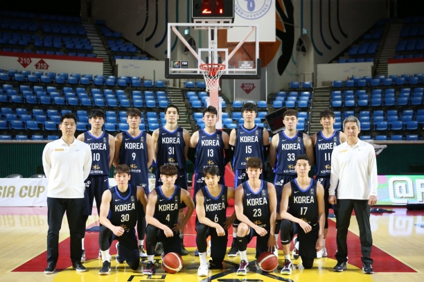 김상식 감독(사진 앞줄 오른쪽 첫 번째)이 이끄는 한국 농구대표팀이 23일 잠실학생체육관에서 열린 2020 FIBA 아시아컵 예선 2차전 태국과의 경기에서 이겼다. [사진=대한농구협회]