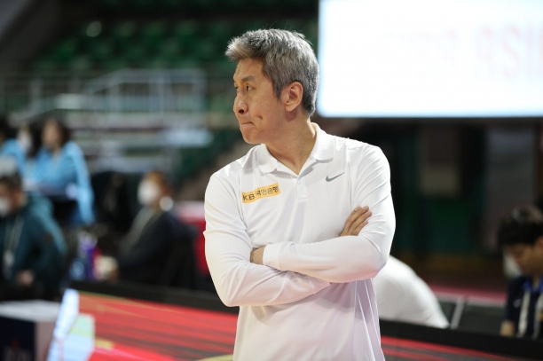 김상식 남자 농구대표팀 감독이 23일 열린 태국과의 2020 FIBA 아시아컵 예선 2차전 경기를 지켜보고 있다. [사진=대한농구협회]