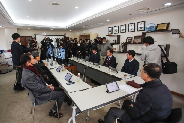 한국프로축구연맹이 24일 긴급 이사회를 개최하고 2020 시즌 K리그 개막을 잠정 연기하기로 결정했다. [사진=한국프로축구연맹]
