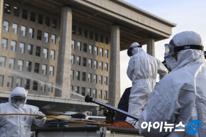 서울 여의도에서 코로나19 방역 작업이 진행 중이다. [사진=조성우 기자]
