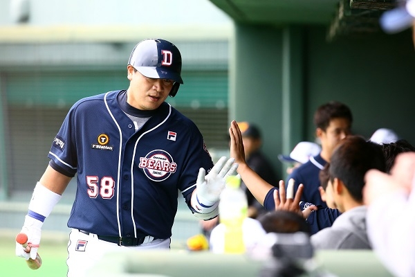두산 베어스 포수 정상호가 26일 일본 요미우리 자이언츠 2군과의 경기에서 홈런을 기록한 뒤 동료들과 하이 파이브를 하고 있다. [사진=두산 베어스]
