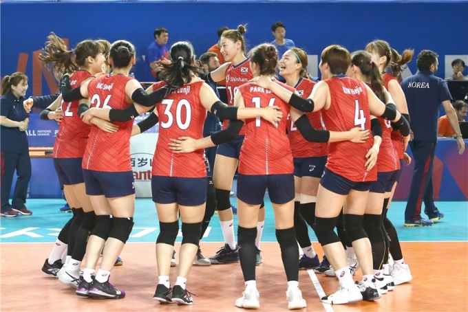  2019년 충남 보령에서 열린 VNL 경기에서 승리를 거둔 뒤 환호하고 있는 한국여자배구대표팀. [사진=국제배구연맹(FIVB)]