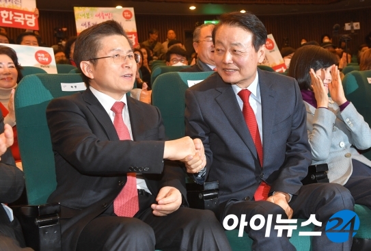 지난달 5일 미래한국당 창당 기념식 당시 인사를 나누는 황교안 미래통합당 대표(왼쪽)와 한선교 미래한국당 대표