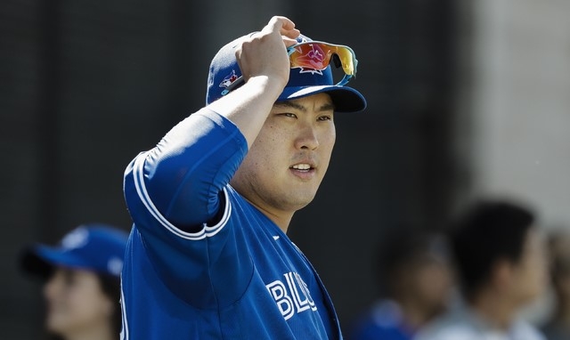 류현진(33, 토론토 블루제이스)이 9일(한국시간) MLB닷컴을 통해 최근 한국에 코로나19 극복 기원 성금 1억원을 기부한 배경에 대해 밝혔다. [사진=뉴시스]