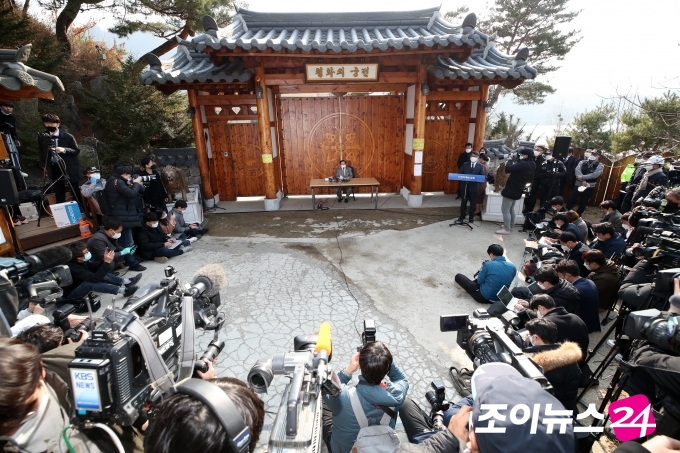 신천지 이만희 총회장이 2일 오후  경기 가평군 평화의 궁전에서 코로나19 사태 관련 기자회견을 열고 사죄했다.