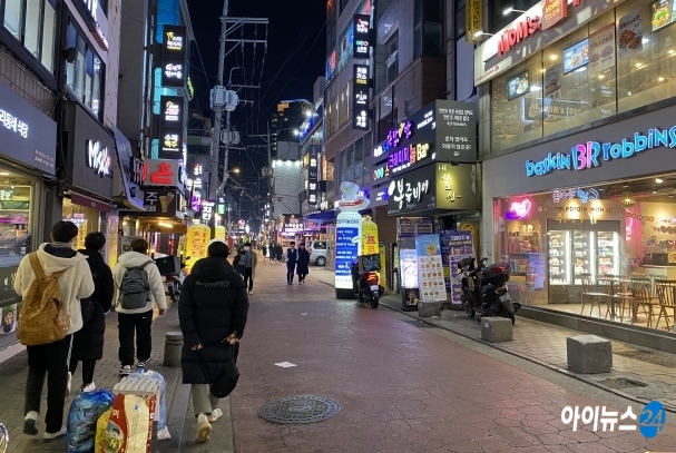 3일 저녁 서울 이수역 인근은 평소보다 다소 한산한 모습이었다. [사진=이현석기자]