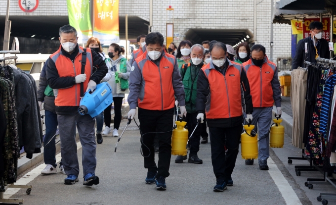 한국타이어는 12일 임직원 봉사단이 대전시 대덕구 신탄진동 일대에서 긴급 방역 봉사활동을 진행했다고 밝혔다. [사진=한국타이어]