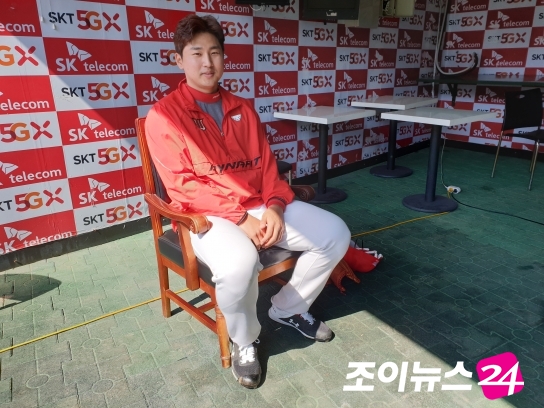 SK 와이번스 투수 박민호가 18일 인천 SK행복드림구장에서 훈련을 마친 뒤 인터뷰를 하고 있다. [사진=조이뉴스24]