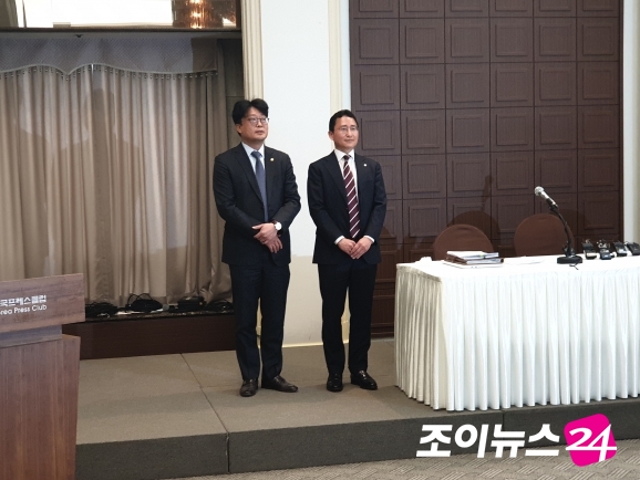 법무법인 한별의 안병한(왼쪽), 전홍근 변호사가 19일 서울 프레스센터에서 기자회견을 열고 KBO에 대한 문화체육관광부 감사청구를 접수했다고 밝혔다. [사진=조이뉴스24]