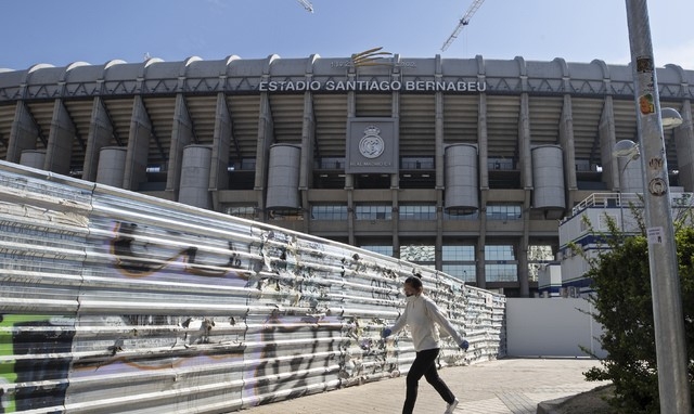  로렌소 산스 레알 마드리드 전 회장이 코로나19로 치료를 받다 22일(한국시간) 사망했다. 코로나19로 폐쇄된 레알 마드리드 홈 경기장. [사진=뉴시스]