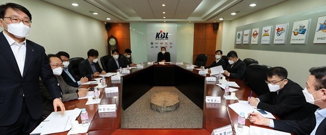  이정대 KBL 총재가 지난 2일 KBL 센터에서 열린 이사회를 주재하고 있다. 한국농구연맹(KBL)은 24일 다시 이사회를 열어 2019-20시즌 조기 종료를 결정했다. [사진=뉴시스]