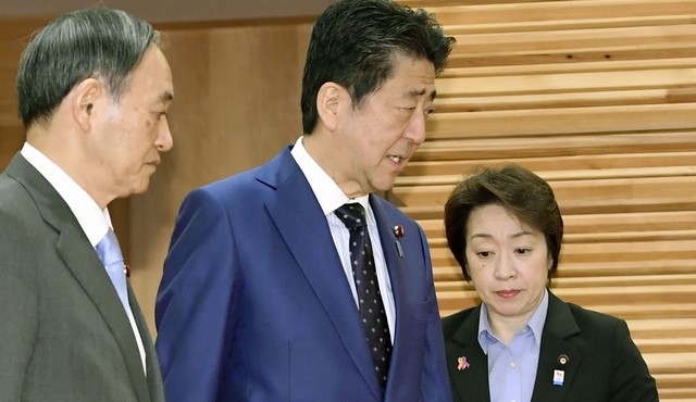  아베 신조 일본 총리(가운데)가 지난 23일 참의원 예산위원회에 참석한 자리에서 2020 도쿄올림픽 연기에 대해 처음으로 공식 언급했다. [사진=뉴시스]