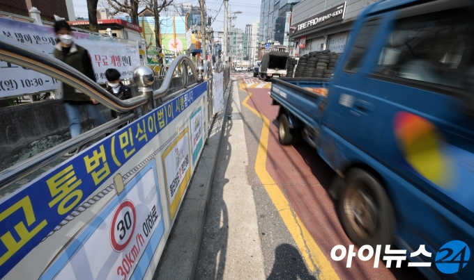 '민식이법' 시행 첫날인 25일 서울 한 초등학교 앞 어린이보호구역(스쿨존)에 플래카드가 부착돼 있다. [조성우 기자]